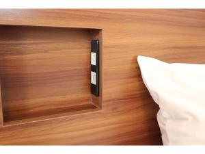 青森市にあるSmile Hotel Aomori - Vacation STAY 75498vのベッドの横の壁にあるリモコン