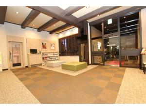 青森市にあるSmile Hotel Aomori - Vacation STAY 75498vのロビーと店舗のある広い部屋