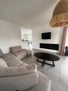 TV a/nebo společenská místnost v ubytování House with garden near Castres city center