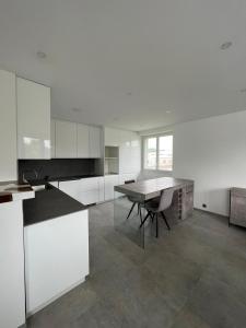 Kuchyň nebo kuchyňský kout v ubytování House with garden near Castres city center