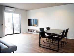 a dining room with a table and chairs at Kamogawa Sea Sauna Villa - Vacation STAY 45731v in Kawaguchi