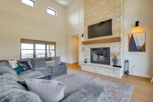 SpringervilleにあるNatl Forest Access and Mtn Views Family Eagar Homeのソファと暖炉のあるリビングルーム