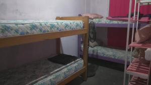 a room with two bunk beds in a room at Leo y Mar in Mar de Ajó
