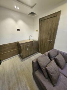 sala de estar con sofá y puerta de madera en luxuryhomes, en Abuja