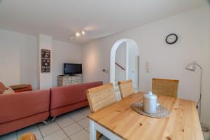 Μια τηλεόραση ή/και κέντρο ψυχαγωγίας στο Seebrise - 2 Schlafzimmer - Terrasse - Bodensee