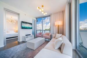 Ένα ή περισσότερα κρεβάτια σε δωμάτιο στο Luxury Oceanview Condo, Pool, Private Beach Access