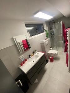 Ένα μπάνιο στο Ferienwohnung- Zuhause auf Zeit