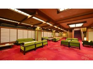 草津町にあるOsakaya Ryokan - Vacation STAY 37092vの緑のソファとテーブルが備わる待合室