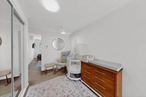 KurabyにあるSpacious 3 bedroom townhouse with patio and poolのバスルーム(シンク付)、リビングルーム +10枚の写真
