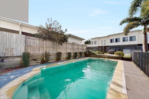 KurabyにあるSpacious 3 bedroom townhouse with patio and poolの家の裏庭にあるプール