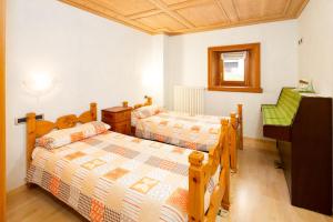 Un dormitorio con dos camas y una cómoda. en CASA ARNEIRA, en Livigno