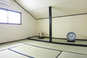 an empty room with a table and a window at Oyado Dokumasu - Vacation STAY 33206v in Furano