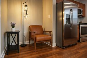 Η κουζίνα ή μικρή κουζίνα στο Downtown Sq Stadium, Casino, Rock Hall, Clinic