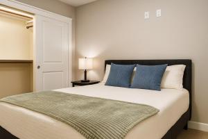 Ένα ή περισσότερα κρεβάτια σε δωμάτιο στο Downtown Sq Stadium, Casino, Rock Hall, Clinic +12 φωτογραφίες