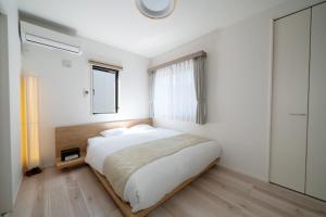 a bedroom with a large bed in a room at Ume no Yu Moonlight - Vacation STAY 42183v in Dazaifu