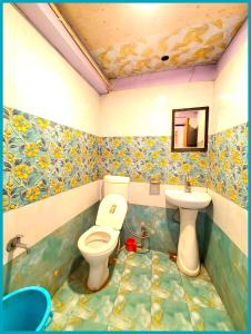 Phòng tắm tại Hotel Vinayak Resort Near Mall Road - Free Wifi-Room Service -Balcony -Prime Location -Luxury And Spacious Room - A Top Rated Hotel In Nainital