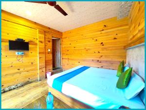 TV/trung tâm giải trí tại Hotel Vinayak Resort Near Mall Road - Free Wifi-Room Service -Balcony -Prime Location -Luxury And Spacious Room - A Top Rated Hotel In Nainital