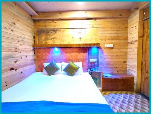 Giường trong phòng chung tại Hotel Vinayak Resort Near Mall Road - Free Wifi-Room Service -Balcony -Prime Location -Luxury And Spacious Room - A Top Rated Hotel In Nainital