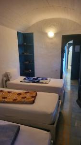 Duplex Ambre dans Jardins de la lagune Pour les familles في الوليدية: غرفة بثلاث اسرة في غرفة