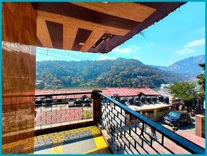 Cảnh núi rừng hoặc tầm nhìn ra núi từ khách sạn