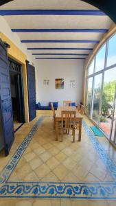 Duplex Ambre dans Jardins de la lagune Pour les familles في الوليدية: غرفة طعام مع طاولة وكراسي