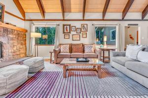 Χώρος καθιστικού στο Beautiful Homewood Retreat with Deck and Grill