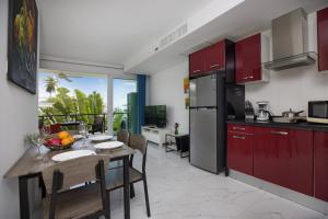 Η κουζίνα ή μικρή κουζίνα στο Woodbridge Property at Karon Butterfly