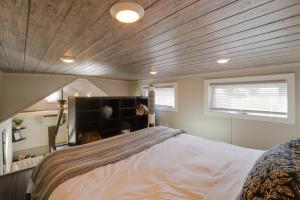 Ένα ή περισσότερα κρεβάτια σε δωμάτιο στο The Merlot Bungalow Defiance Tiny Home on Trail