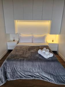 ランショ・ケイマードにあるTiny House em Taquaras, Rancho Queimadoのベッドとタオル2枚のある寝室