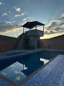 Piscina de la sau aproape de Fincas en Alcalá