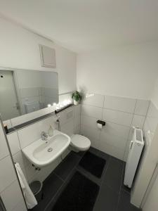 Et badeværelse på Charming & Modern City Apartment