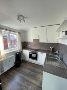 Køkken eller tekøkken på Charming & Modern City Apartment