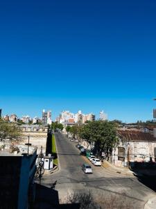 ein Blick auf eine Straße mit einer Stadt im Hintergrund in der Unterkunft Montevideo Suites con Balcón in Rosario