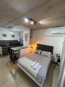ein Schlafzimmer mit einem Bett mit zwei Handtüchern darauf in der Unterkunft Montevideo Suites con Balcón in Rosario