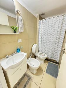 ein Badezimmer mit Waschbecken, Toilette und Dusche in der Unterkunft Montevideo Suites con Balcón in Rosario