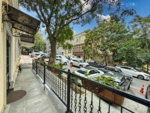 un balcon avec des voitures garées dans une rue de la ville dans l'établissement Alta Hotel Baku, à Baku