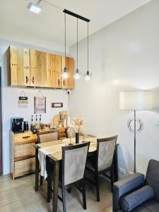 TaytayにあるThe Hive Cozy 1-BR Retreatのテーブルと椅子のあるキッチンとダイニングルーム