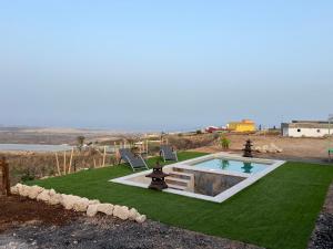 a backyard with a swimming pool and green grass at Finca La Suerte in Chimiche