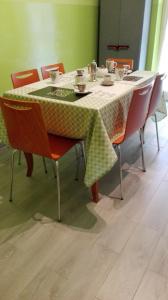スカファーティにあるcasa vacanza Atenaの椅子付テーブル、チェッカー付テーブルクロス