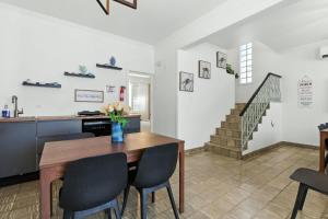サンファンにあるPr Rentals Walk To La Placita & Condado Beachのテーブルと椅子のあるキッチンとダイニングルーム +53枚の写真