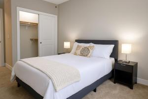 Postel nebo postele na pokoji v ubytování Downtown Sq Stadium, Casino, Rock Hall, Clinic + 12 fotografií