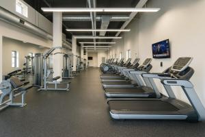Fitness centrum a/nebo fitness zařízení v ubytování Downtown Sq Stadium, Casino, Rock Hall, Clinic