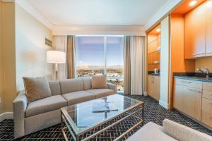 Una cocina o cocineta en Five Star Trump Hotel No Resort and Cleaning Fees