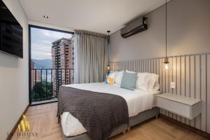 Giường trong phòng chung tại Morph 902 - Luxury Apt in Poblado with Balcony +38 ảnh