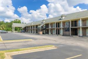 マニングにあるBest Inn Manningの建物の前の空の駐車場