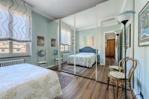 een slaapkamer met een bed en een spiegel bij dietro il teatro modena in Genua