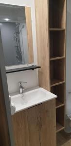 レネッセにあるNieuw chalet JV10 Renesse met 3 slaapkamers 2 badkamers airco veranda en parkeren bij accommodatieの洗面台と鏡のあるバスルーム +32枚の写真
