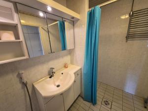 a bathroom with a sink and a mirror at Ikaalisten Kylpylä Apartamentos rantahuoneisto Terme in Ikaalinen +11 photos