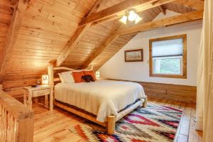 En eller flere senge i et værelse på Soak in Hot Tub, Explore Outdoors Cleveland Cabin