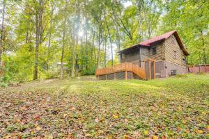 En have udenfor Soak in Hot Tub, Explore Outdoors Cleveland Cabin